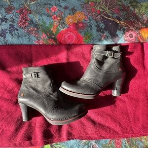 Like New- Stylish women’s black ankle boots from Spain